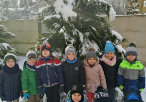 Zdjęcie grupowe dzieci w ogrodzie przedszkolnym